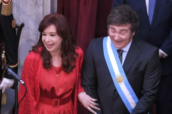 El bastón presidencial tiene los cinco perros de Milei en la empuñadura