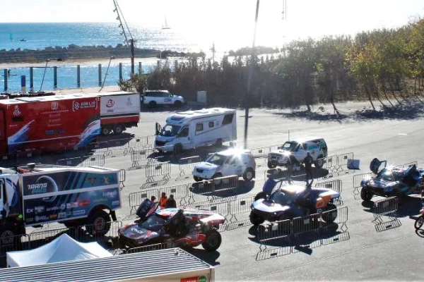 Los vehículos del Dakar2024 pasaron por el puerto de Barcelona