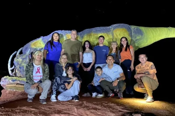 Impactantes imágenes en un recorrido nocturno en el Parque de Dinosaurios