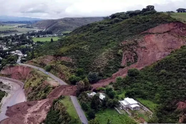 Se derrumbó un cerro en Catamarca: un alud tapó una vivienda en Aconquija y hubo malestar de los vecinos
