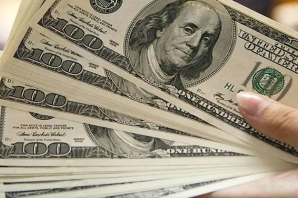 Después de los anuncios de Caputo, el dólar blue cotiza a $1.120
