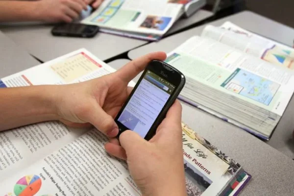El Gobierno de España quiere prohibir el uso de celulares en las escuelas