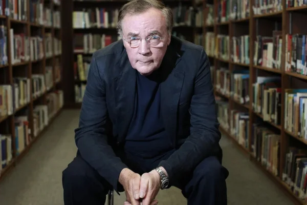 James Patterson premia con bonos de 500 dólares a 600 empleados de librerías independientes