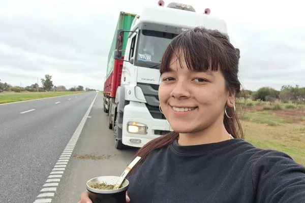 Tiene 23 años, logró el sueño de ser camionera y es furor en las redes por compartir el lado B de la profesión
