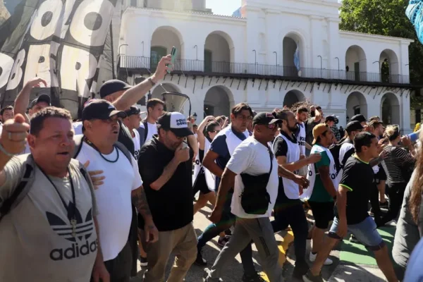 Los manifestantes se retiraron de Plaza de Mayo tras un tenso cruce con la Policía de la Ciudad