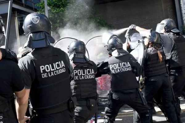 Corridas y enfrentamientos entre manifestantes y la policía rumbo a Plaza de Mayo