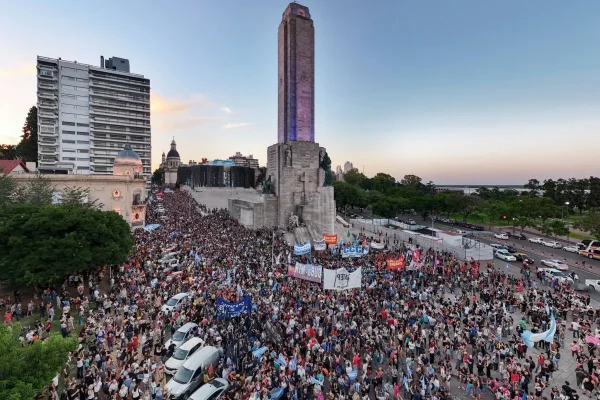 Los gremios marchan en Rosario rechazando el DNU del Gobierno