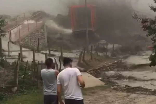 Impactante alud en Catamarca se llevó un puente colgante: hay evacuados