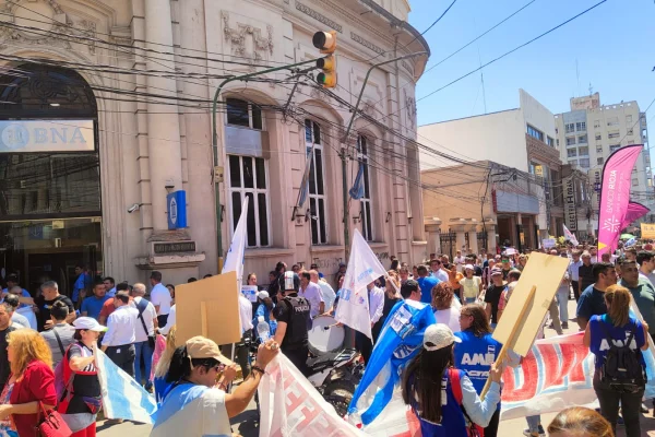 Gremios se movilizan en contra de la privatización del Banco Nación