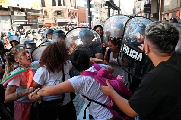 Seis detenidos y un policía atropellado en la desconcentración de la marcha