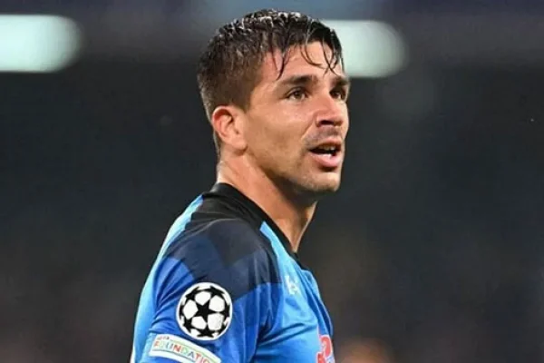 Giovanni Simeone quedó olvidado en el Napoli y se quiere ir