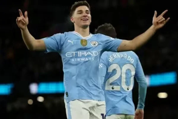 El gol de Julián Álvarez tras una gran jugada colectiva para un triunfo clave del Manchester City en la Premier League