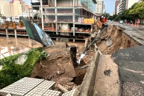 Graves destrozos tras un temporal en Córdoba capital: árboles caídos, cortes de luz y casas inundadas