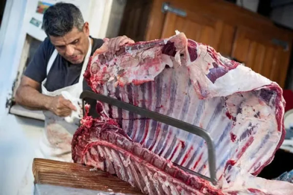 El Gobierno autorizó a exportar los 7 “cortes populares” de carne prohibidos durante la gestión de Alberto Fernández