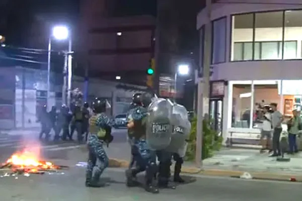 Tensión en comisaria de Santa Teresita por el crimen de Tomás Tello: manifestantes enfrentaron a la policía
