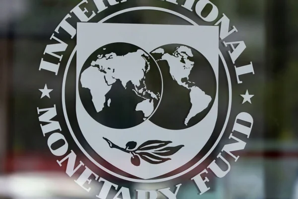 Este jueves llegará una misión del FMI para renegociar el acuerdo por la deuda