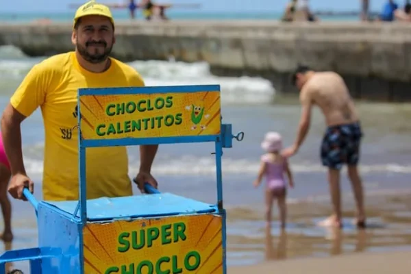 Choclos, hamburguesas y licuados: cuánto cuesta comer en las playas de Mar del Plata