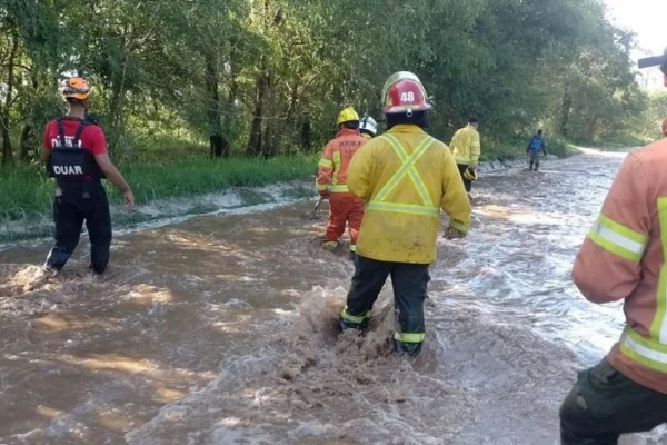 Evacuados, granizo y rutas cortadas durante un fuerte temporal en Córdoba