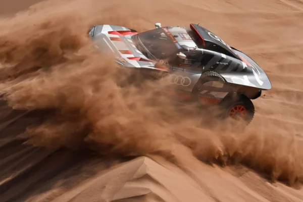 Los Audi híbridos marcan la pauta en el Rally Dakar 2024: Peterhansel ganó la etapa con récord y Sainz manda en la general