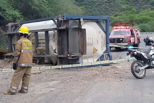 Un camión volcó su acoplado con sulfato de amonio en la Cuesta del Portezuelo