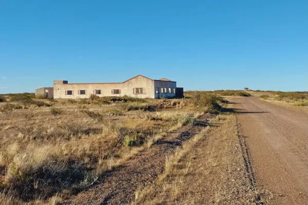 Los guardianes de un pueblo costero de la Patagonia que ya no existe