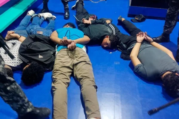 Encapuchados y armados irrumpieron en un estudio de TV de Guayaquil en plena transmisión