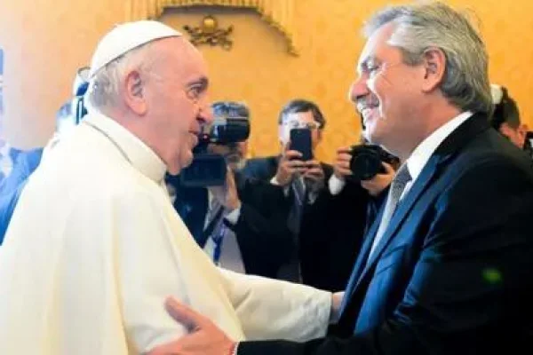 El papa Francisco recibió al expresidente Alberto Fernández en la biblioteca del Vaticano