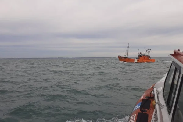 Se hundió una embarcación cerca de Mar del Plata y rescataron a sus dos tripulantes