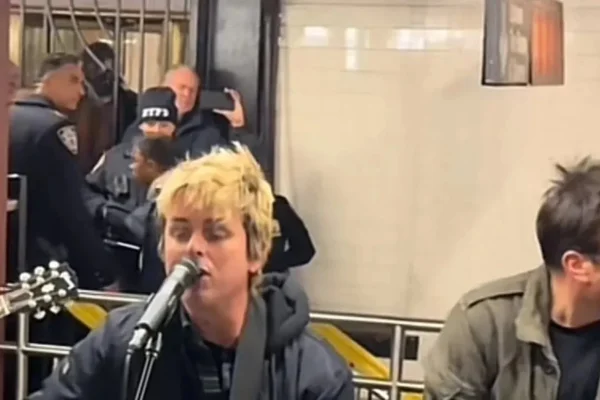 Green Day y Jimmy Fallon rockearon en una estación de subte de Nueva York