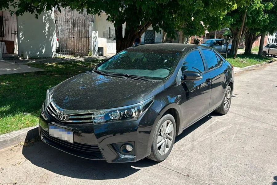 El Toyota en el que se desplazaban los ladrones.