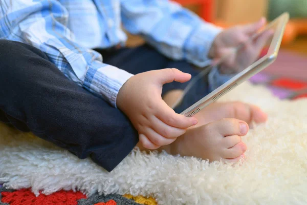 Dos especialistas del CONICET analizan pros y contras de la exposición de las infancias a las pantallas
