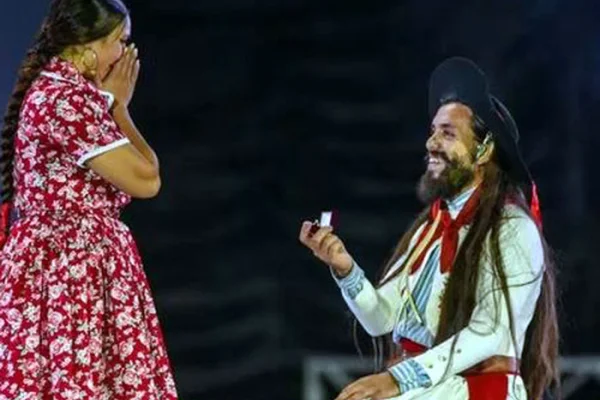 Cosquín: Un bailarín le propuso matrimonio a su novia en el escenario