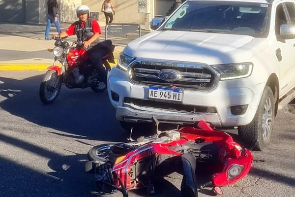Una motociclista sufrió heridas tras chocar con una camioneta