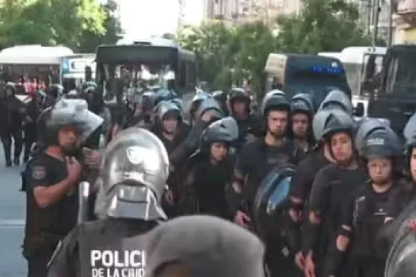 Otra vez tensión frente al Congreso: la policía avanza y se registran incidentes con manifestantes de izquierda