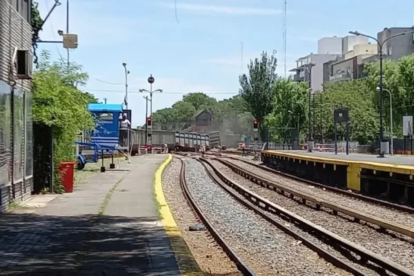 Los pasajeros debieron bajarse del Tren Sarmiento y caminar 10 cuadras por las vías tras una falla eléctrica