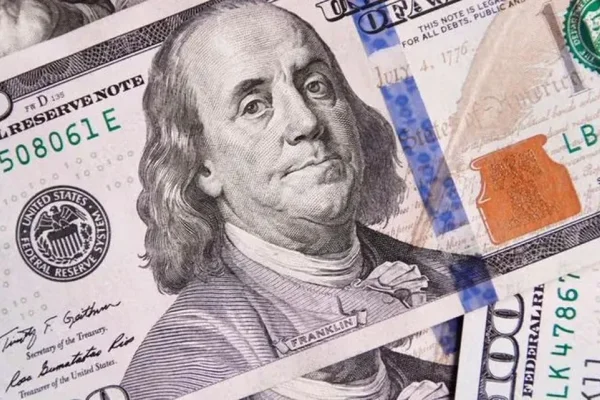 El dólar blue cerró la semana con una brusca caída