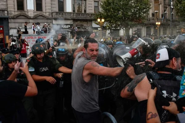 Tercera jornada consecutiva con choques entre policías y manifestantes fuera del Congreso