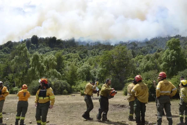 Chubut: el viento puede complicar la lucha contra el fuego en el Parque Los Alerces