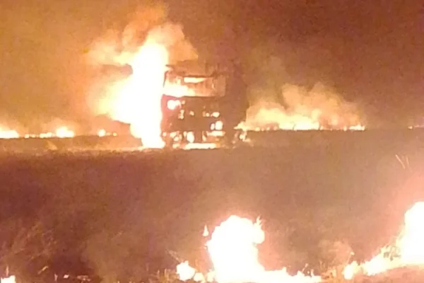 Un incendio consumió un camión en una finca de la zona rural