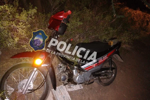 La policía recuperó una moto que fue robada y abandonada en la zona este