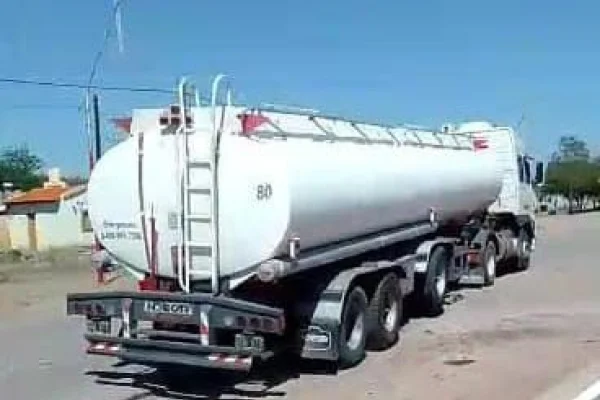 El Gobierno provincial entregó un camión cisterna para asistir con agua potable a barrios de Portezuelo y Malanzán