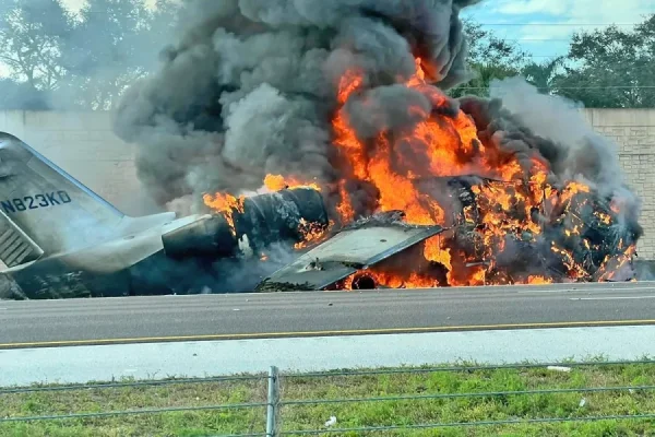 Dos personas murieron y tres sobrevivieron al estrellarse avioneta en autopista de EEUU
