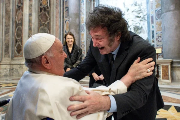Saludo, pulgares arriba y abrazo incluido: el primer encuentro público de Milei con el papa Francisco