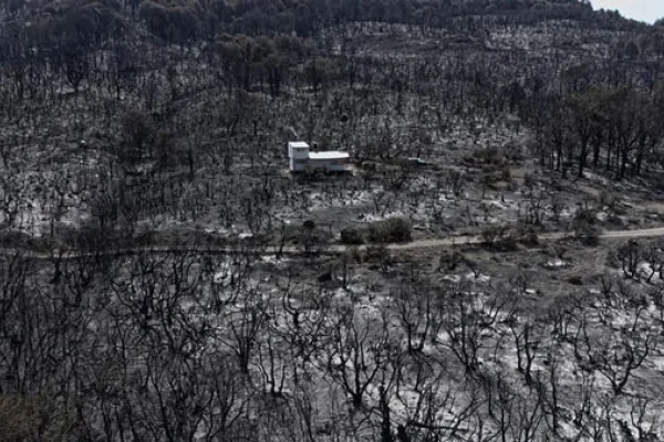 El milagroso caso de Monte Lontano: la casa que quedó atrapada en el fuego pero no la tocó ni una llama