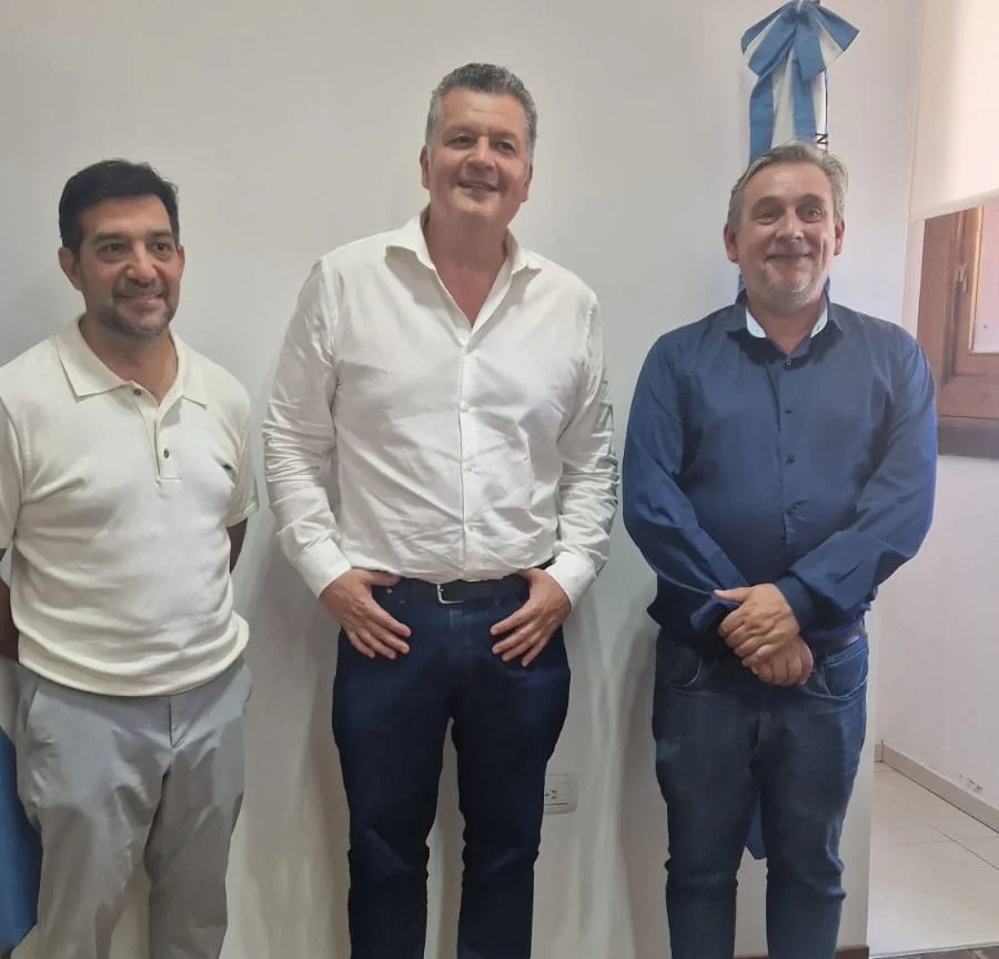 Fiesta del Olivo. El intendente de la comuna del norte cordobés, Renato Raschetti, junto a su director de Turismo Jorge Roldán, visitaron al ministro Gustavo Luna. Fiesta del Olivo. El intendente de la comuna del norte cordobés, Renato Raschetti, junto a su director de Turismo Jorge Roldán, visitaron al ministro Gustavo Luna.