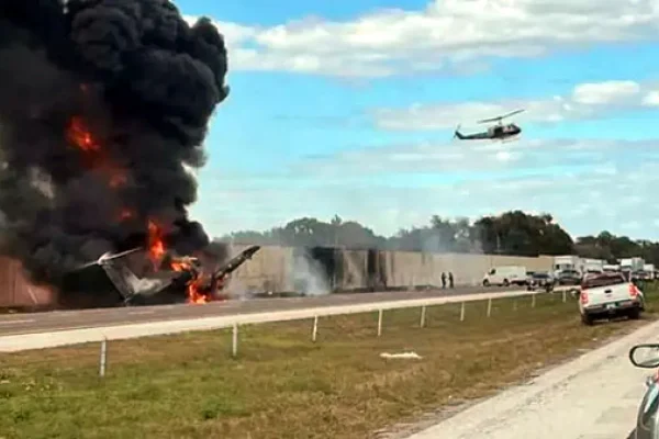 Tragedia en La Florida: un avión se estrelló contra un vehículo en una autopista y hubo dos muertos