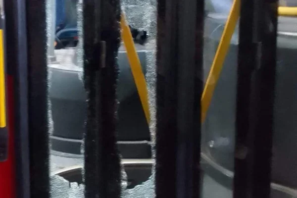 Atacaron a piedrazos un colectivo de Rioja Bus