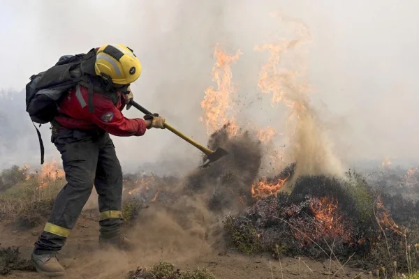 Las altas temperaturas complican el combate del fuego en el Parque Nacional Los Alerces