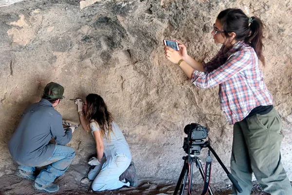 Arte rupestre: hallaron las inscripciones más antiguas de Sudamérica en Neuquén