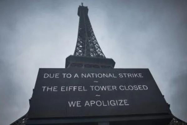 Una huelga de los trabajadores cerró la Torre Eiffel en París